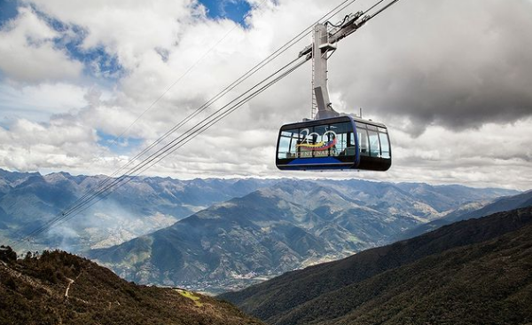Cabina del teleférico Mukumbarí sobre las montañas de Mérida